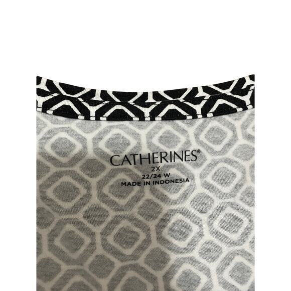 Catherines Women's 2X Black and White All Over Geometric Print Short Sleeve Top - Picture 2 of 5